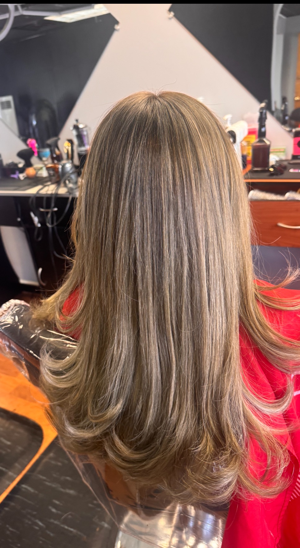 Long layered haircut with blonde highlights at Lisbeth Beauty Salon